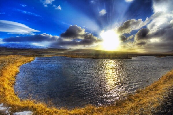 Paisaje con reflejo de puesta de sol en el lago