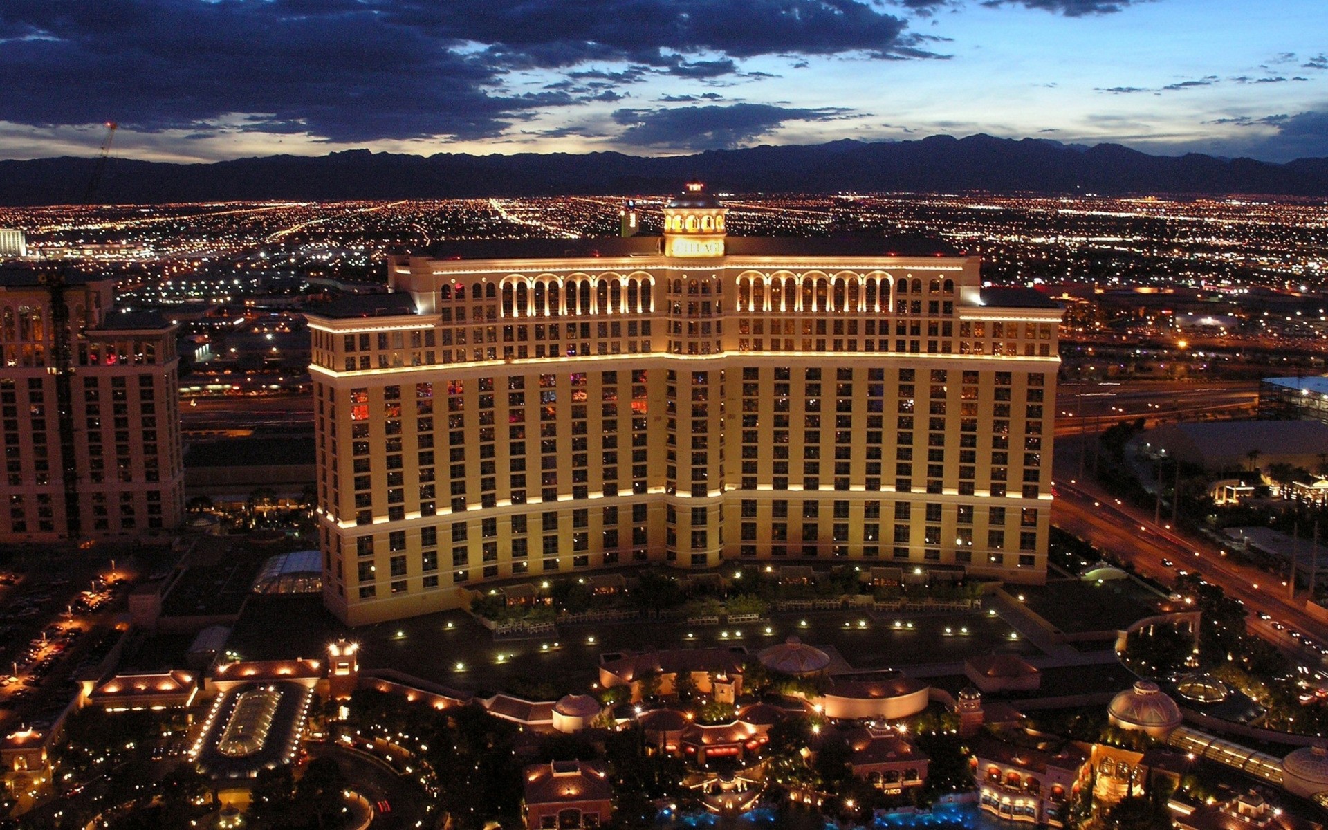 город путешествия архитектура дом вечером скайлайн сумрак город городской отель свет казино небоскреб на открытом воздухе подсветкой закат небо роскошные вегас деньги фонтан