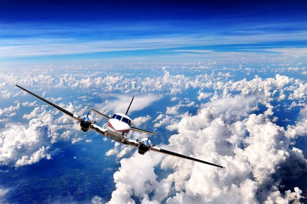 El avión flota sobre las nubes