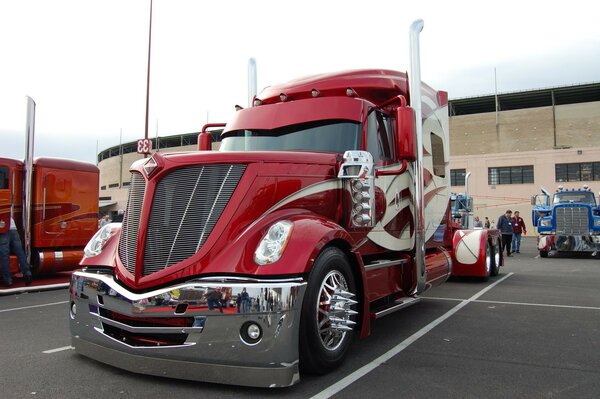 Camion rosso. Parcheggio per camion