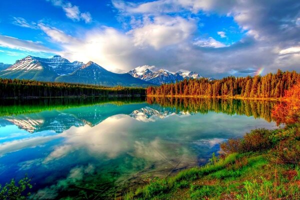 Clouds and mountains are reflected in the lake