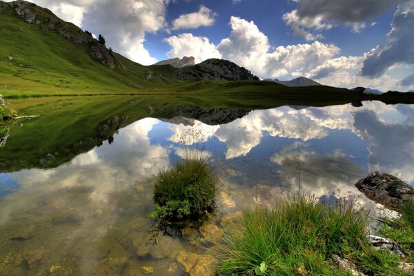 Schöne Landschaft mit Fluss und Bergen