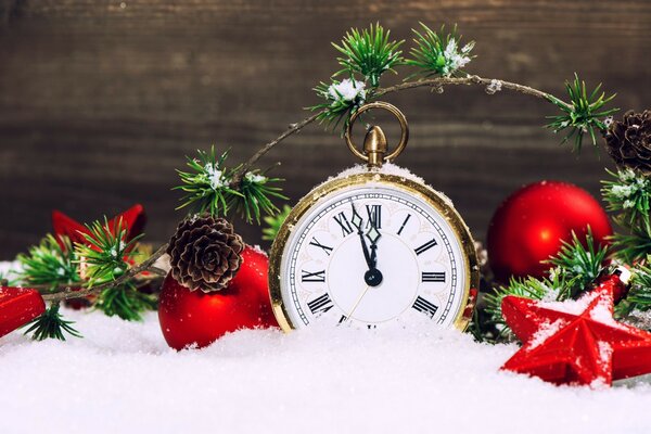 New Year wallpapers for 2016. Spruce branch, clock, Christmas toys