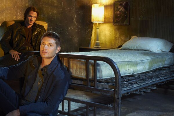 Sam e Dean nella camera d albergo