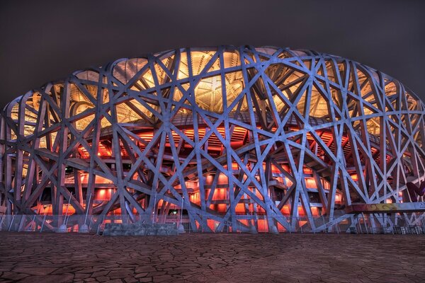 Estadio nido de golondrina en Beijing por la noche con luces