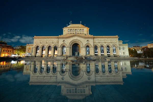 Schönes Haus im Wasser reflektierend