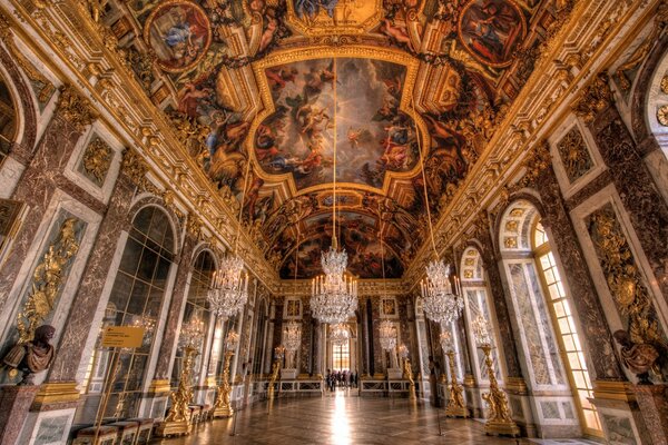 Plafonds et murs peints avec de grands luminaires et sol en pierres colorées à l intérieur de l église