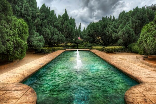 Schöner Brunnen inmitten eines grünen Parks