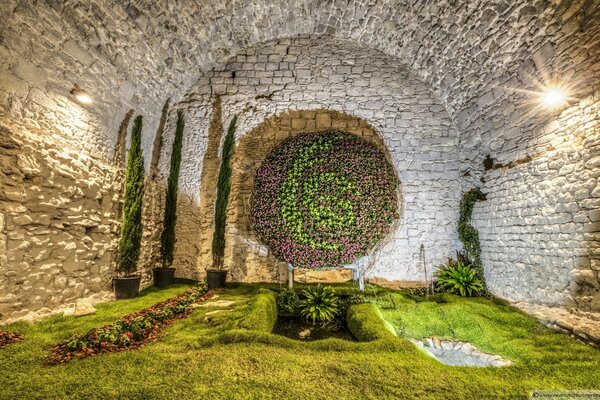 Natürliches Interieur mit Stein und Grün