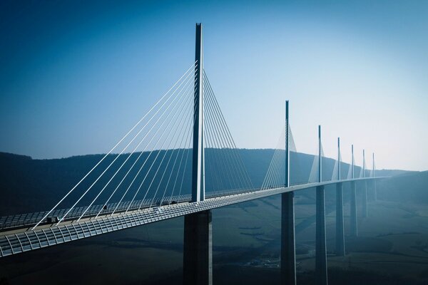 Pont suspendu tôt le matin sans voitures