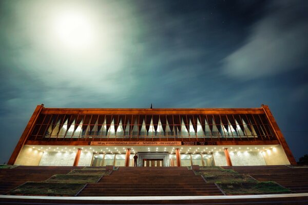 Exemple architectural d une maison sur un fond de ciel sombre et nocturne