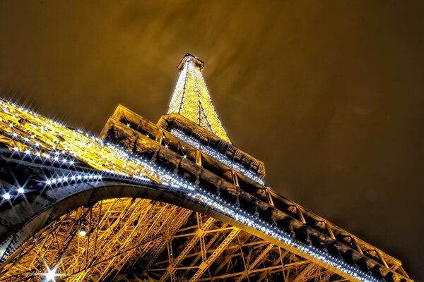 La torre Eiffel en las luces de la noche