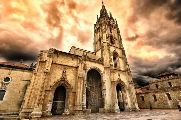 Maestosa chiesa su uno sfondo di nuvole