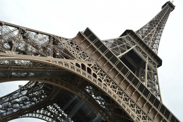 Paris und der Eiffelturm sind der Traum vieler Reisenden