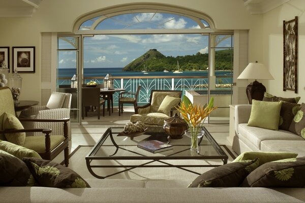 Foto de un hermoso interior con vistas al mar