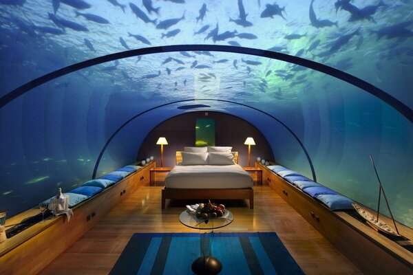 Schlafzimmer unter Wasser mit Fischen