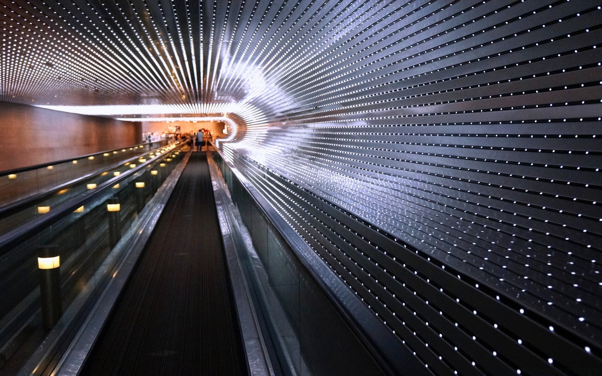 casa e interior desenfoque rápido tráfico túnel sistema de transporte corcho acero perspectiva escalera mecánica luz