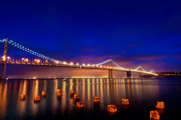 El puente colgante por la noche es hermoso