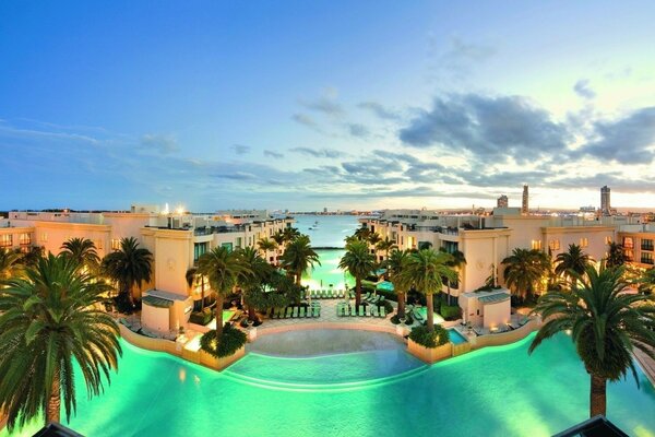 Blick vom Hotelfenster auf den Pool und das Meer