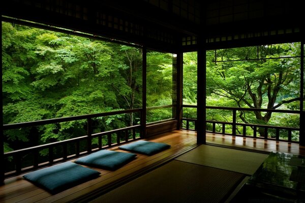 Veranda de estilo japonés en el bosque