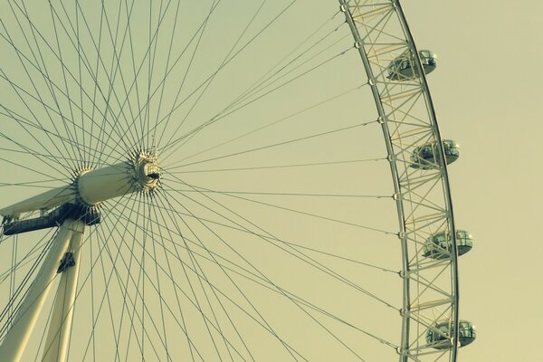 Riesiges Riesenrad vor dem Hintergrund eines geeigneten Sonnenuntergangs