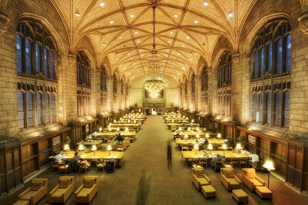 Intérieur cool de l église du futur