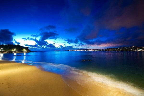 Ein faszinierendes Bild von Wasser und Himmel