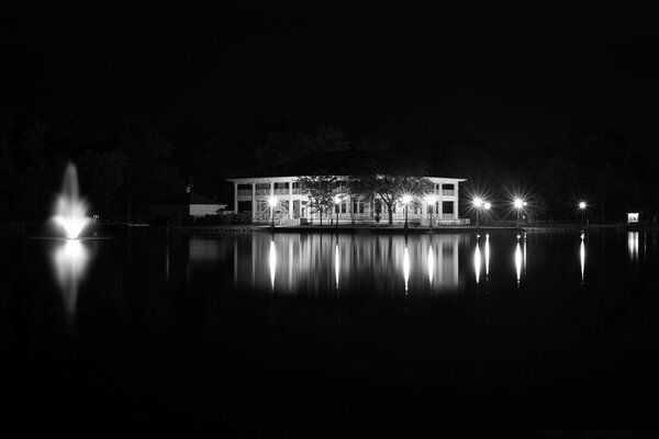 Foto en blanco y negro reflejo en el agua