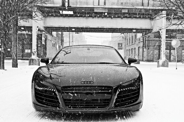 Czarny samochód na tle śniegu
