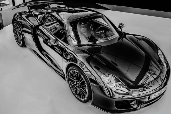Спортивный блестящий автомобиль черно-белое фото