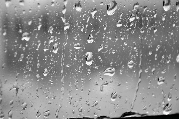 Regentropfen auf dem Glas der Maschine