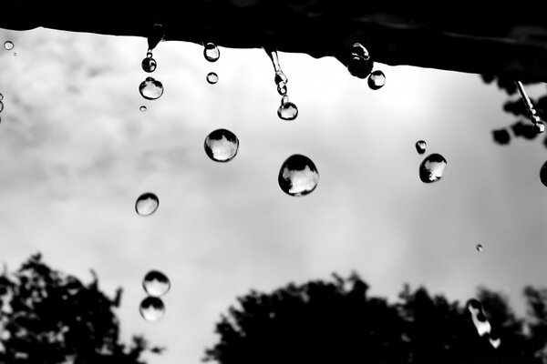 Gotas que caen desde arriba hacia abajo foto