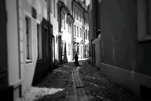 Calle desierta de una pequeña ciudad