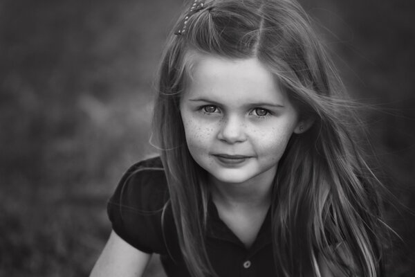 Hermoso retrato en blanco y negro de un niño