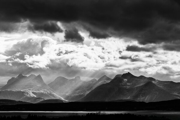 Montañas paisaje blanco y negro