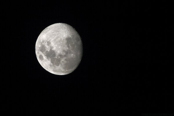 Grauer Mond auf schwarzem Hintergrund