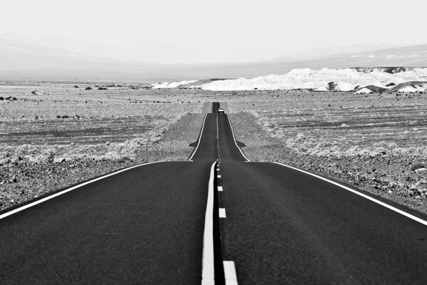 Paisaje de carretera de asfalto blanco y negro