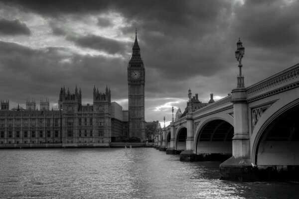 Noir et blanc brumeux Londres