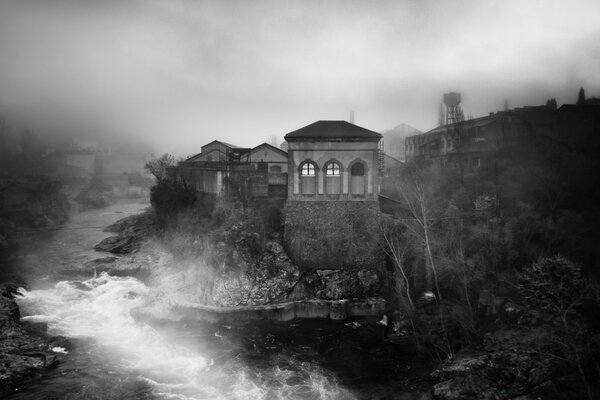 Foto in bianco e nero, a casa nella nebbia