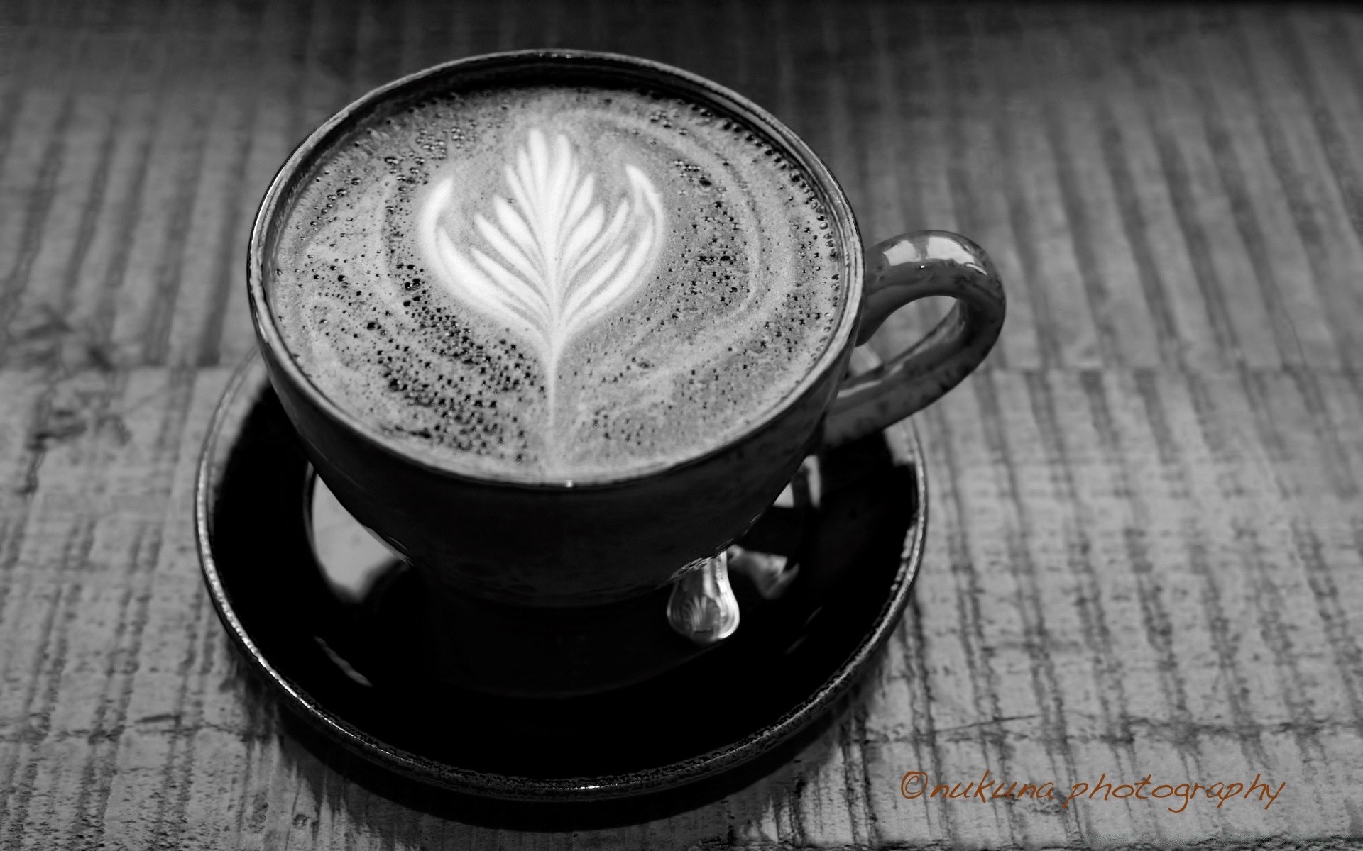 blanco y negro café taza caliente espresso cappuccino beber cafeína desayuno amanecer madera oscuro espuma platillo taza tabla leche