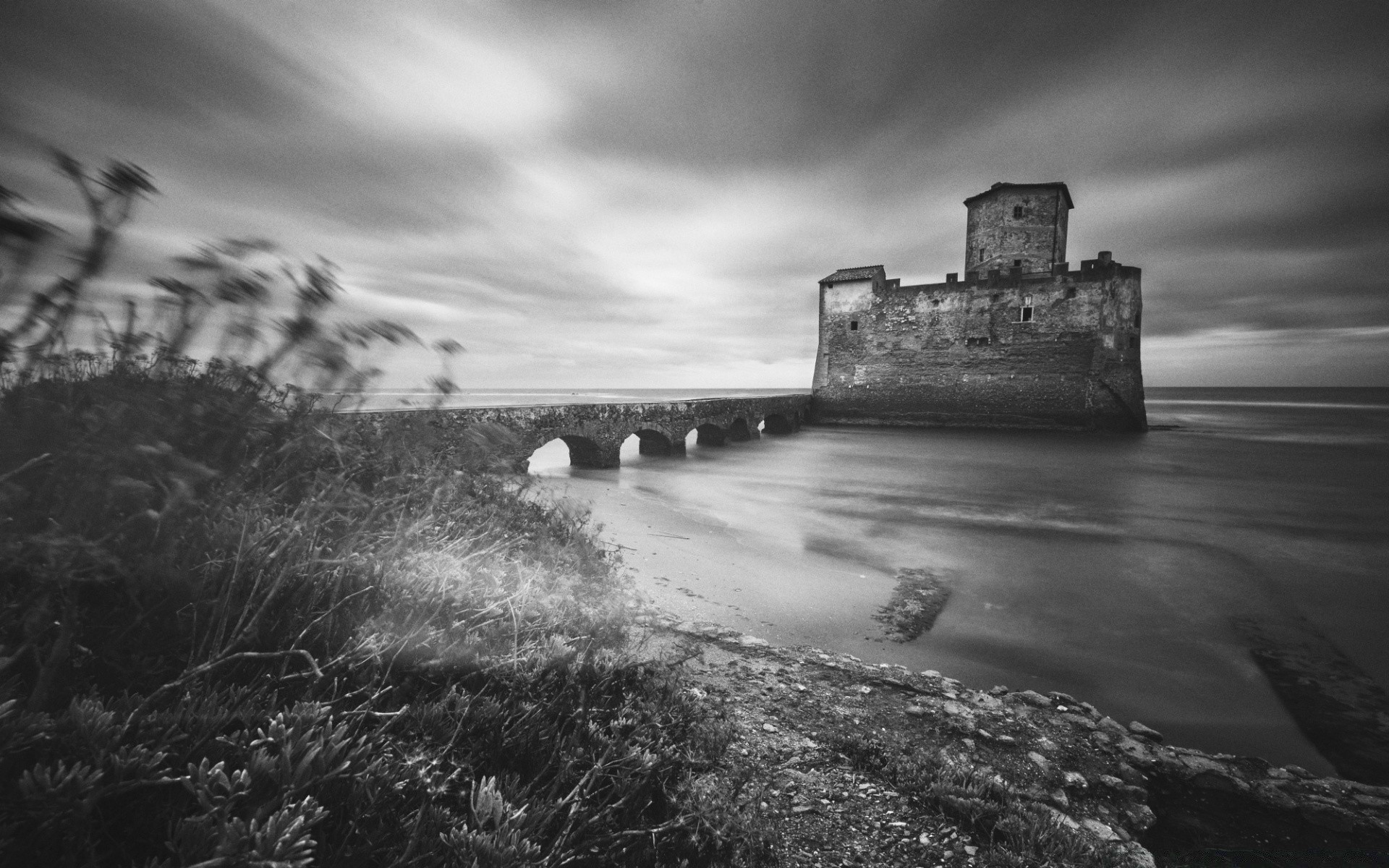 czarno-biały monochromatyczny woda latarnia morska plaża krajobraz morze zachód słońca morze ocean zamek wieczór podróże architektura niebo świt krajobraz jezioro rzeka