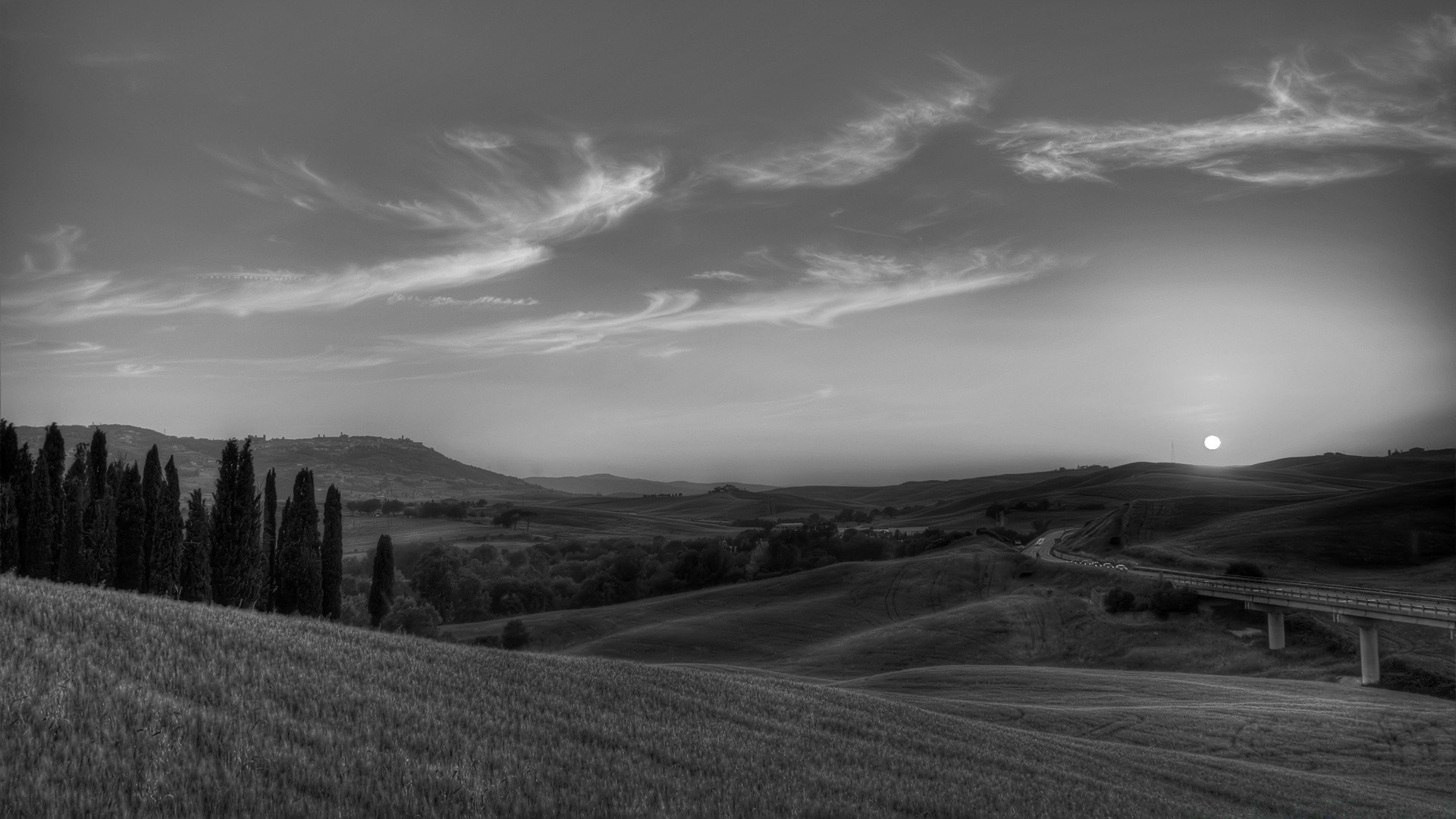 preto e branco paisagem pôr do sol amanhecer monocromático céu montanhas viagens natureza tempestade névoa estrada ao ar livre à noite colina terras cultivadas luz árvore