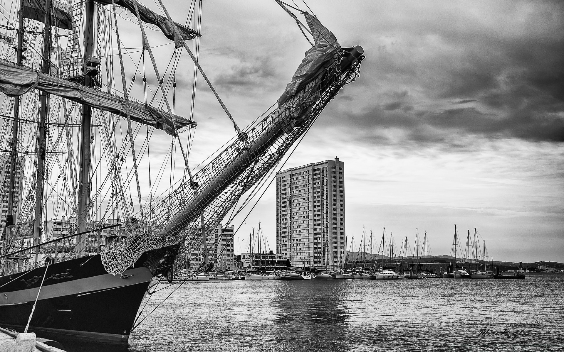 schwarz und weiß wasser wasserfahrzeug transportsystem schiff auto hafen brücke boot pier himmel reisen meer fluss marine hafen stadt