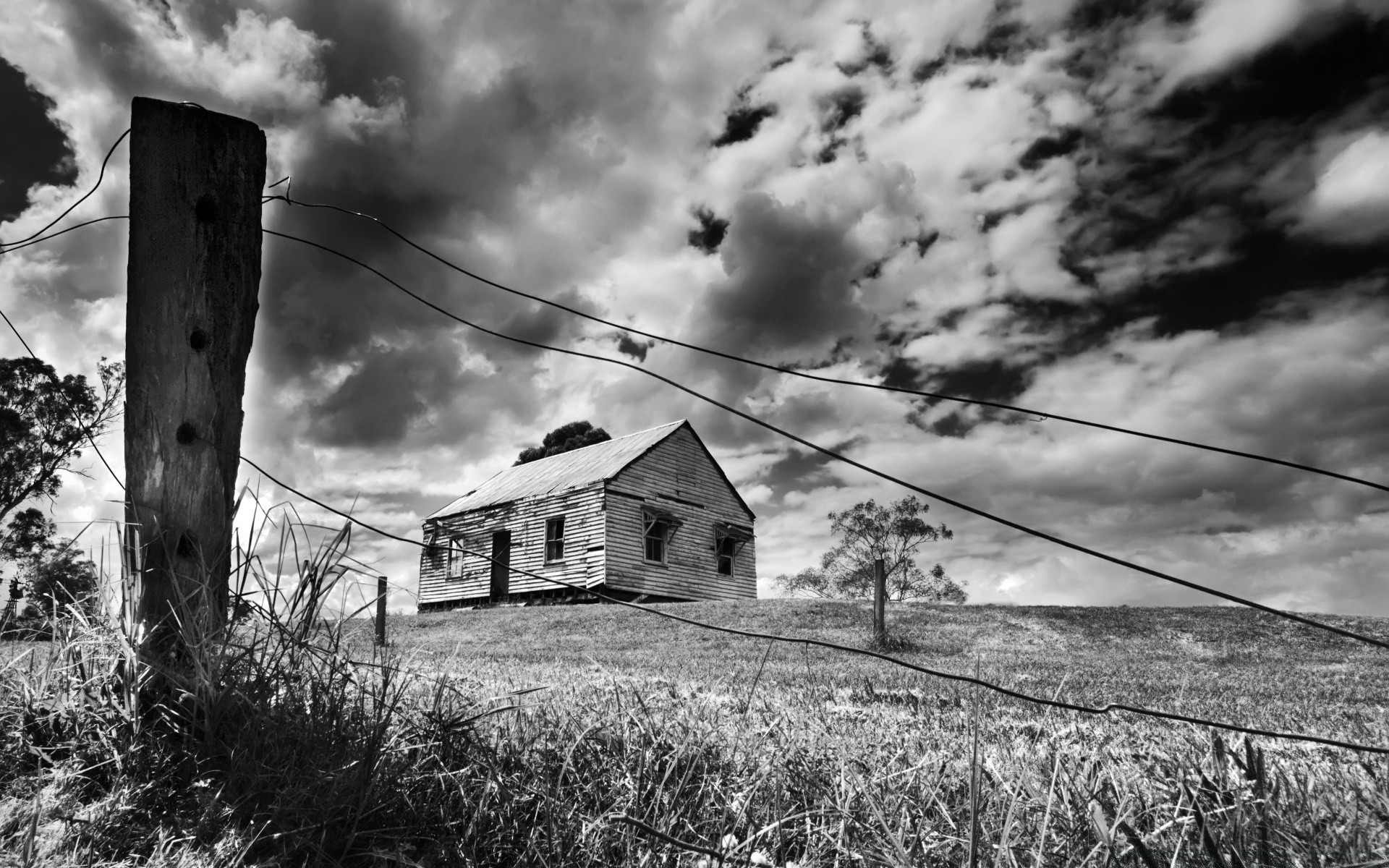 noir et blanc fils nature clôture ciel herbe rural à l extérieur bois abandonné vieux paysage rustique campagne ferme arbre pays maison été sec