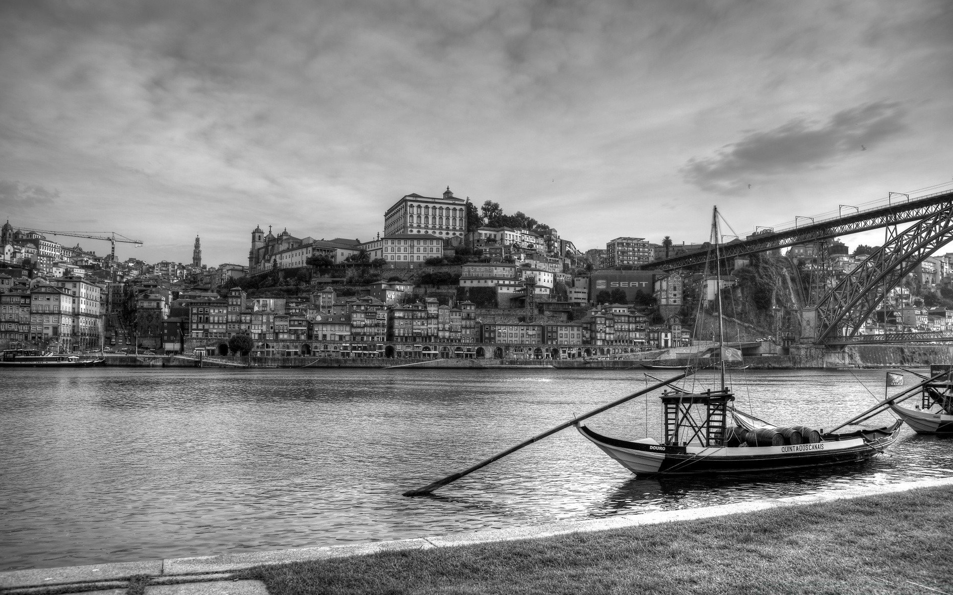 noir et blanc monochrome bateau système de transport eau voiture rivière bateau navire ville mer pont