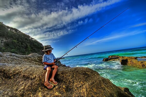 Por la mañana se sienta en el mar alegre pescador