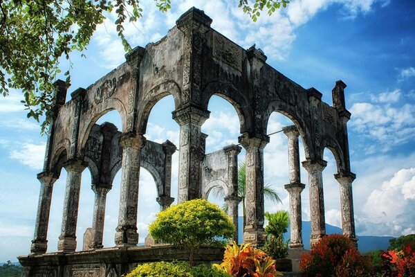 Architectural building made of columns in the Garden of Eden