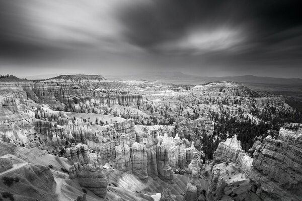 Canyon de montagne noir et blanc