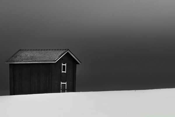 Casa en blanco y negro en el campo