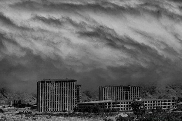 Dichte schwarz-weiße Wolken bedeckten den Himmel